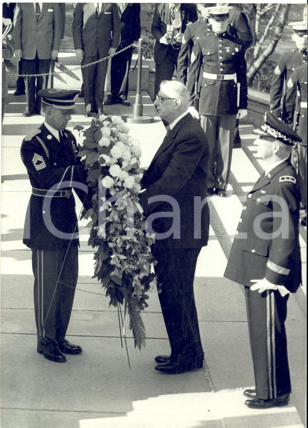 1960 ARLINGTON (USA) General Charles DE GAULLE visiting Tomb of the Unknowns