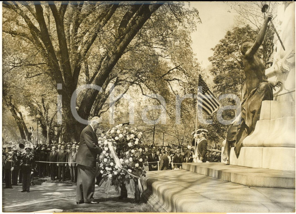1960 WASHINGTON Charles DE GAULLE depone corona presso il monumento a Lafayette