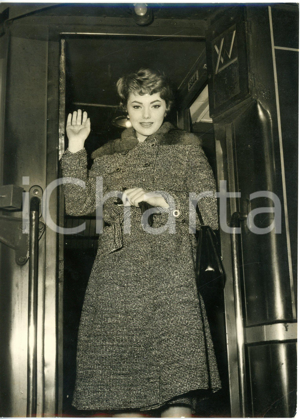 1958 MILANO Centrale - Arrivo di Sylva KOSCINA madrina di "LASCIA O RADDOPPIA?"
