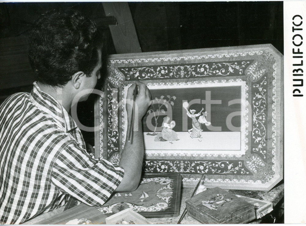 1956 SORRENTO (NA) COSTUME Artigiano dipinge un pannello in legno d'ulivo *Foto