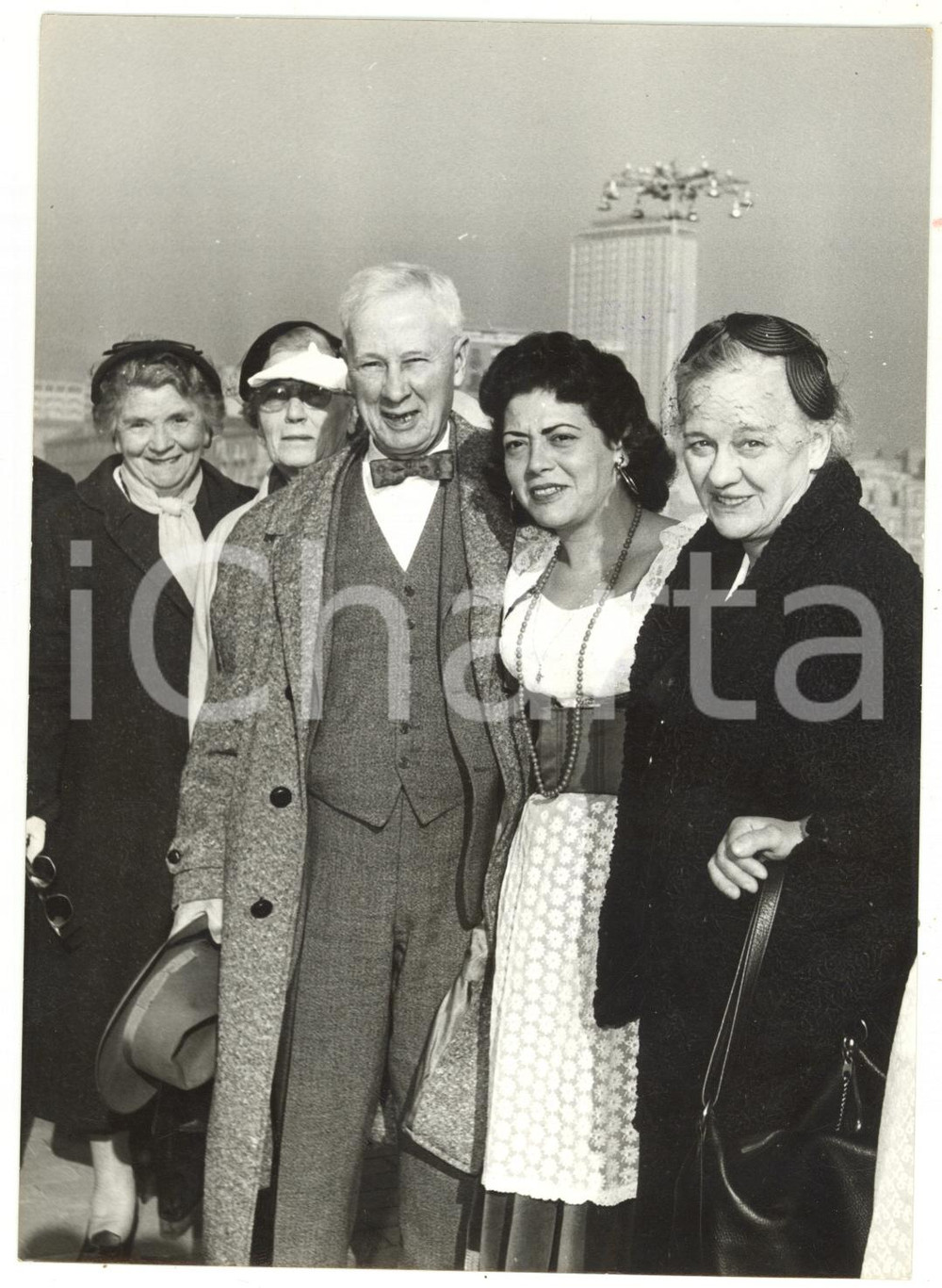 1959 NAPOLI "Crociera Miliardari" accolta da compagnia di tarantella sorrentina