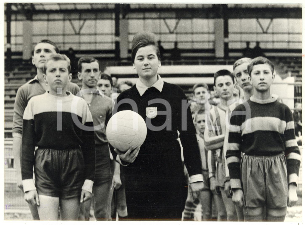 1963 KARLOVY VARY (CZ) - CALCIO Arbitro donna Sylvia GREGROVA con le squadre