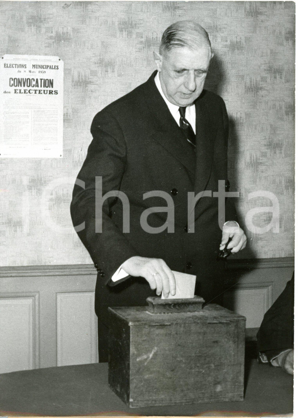1959 COLOMBEY-LES-DEUX-ÉGLISES (F) Charles DE GAULLE casting his vote *Photo