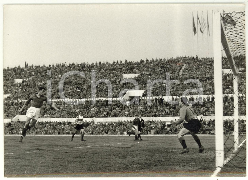 1954 PARIS - CALCIO Amichevole FRANCIA - ITALIA 1 - 3 Azione in area italiana 