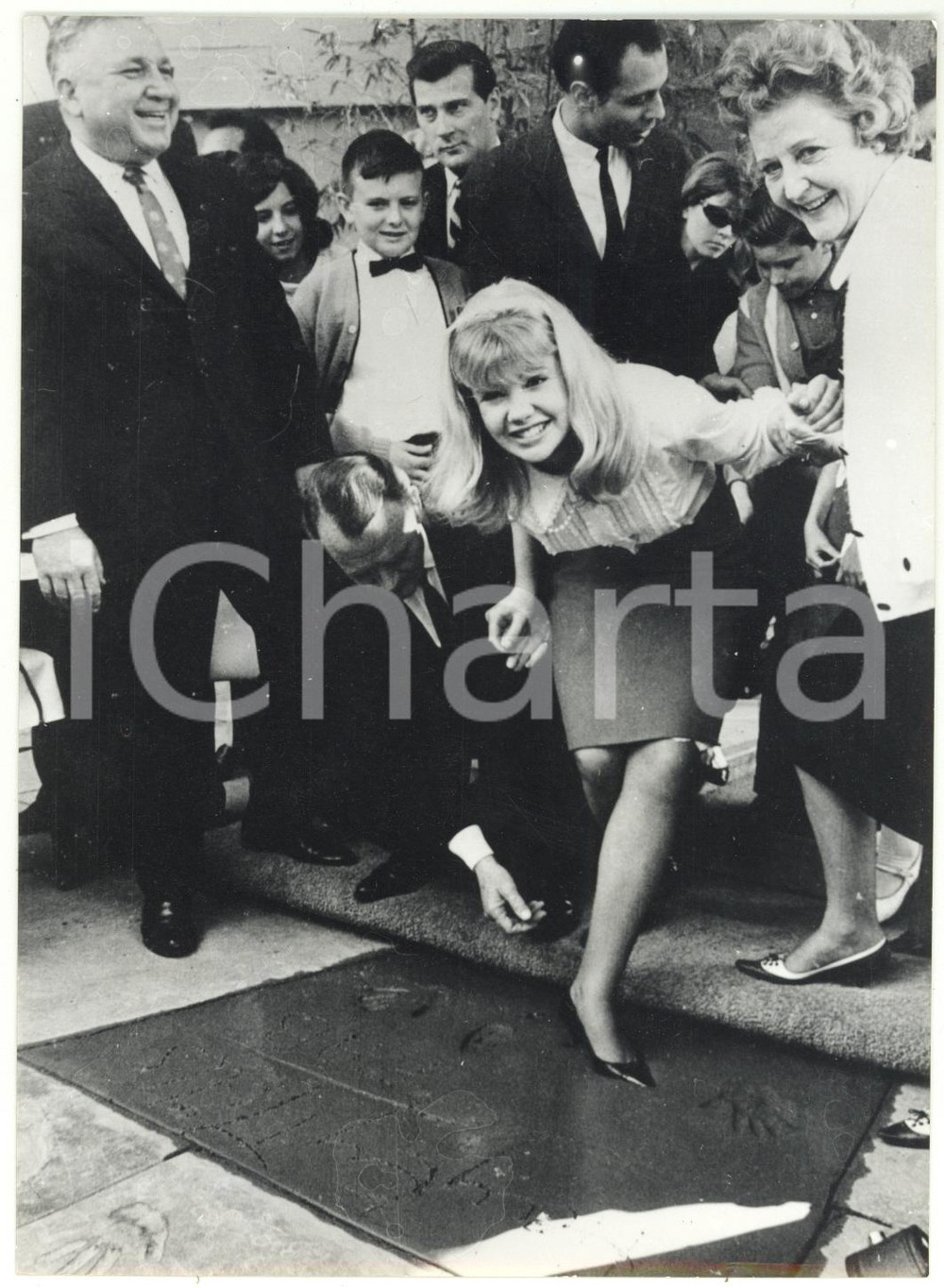 1964 HOLLYWOOD Mann's Chinese Theatre - Hayley MILLS imprime le sue impronte
