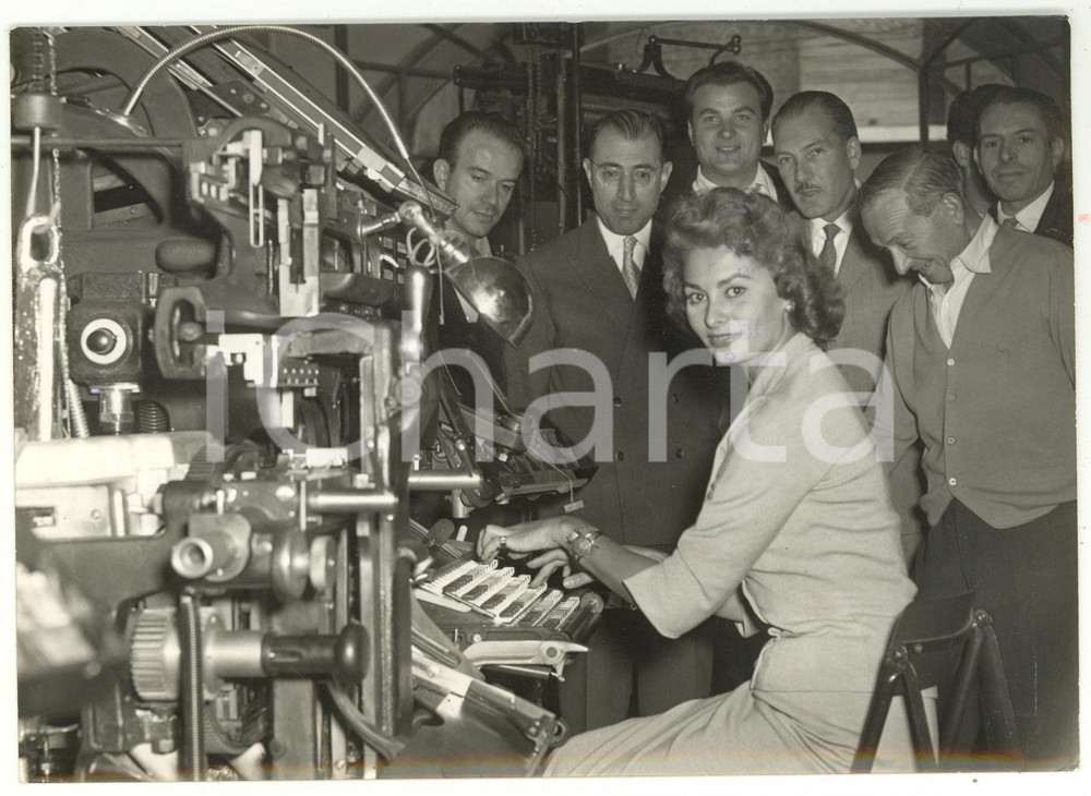 1955 TORINO Sophia LOREN in visita a una redazione giornalistica *Foto 18x13 cm