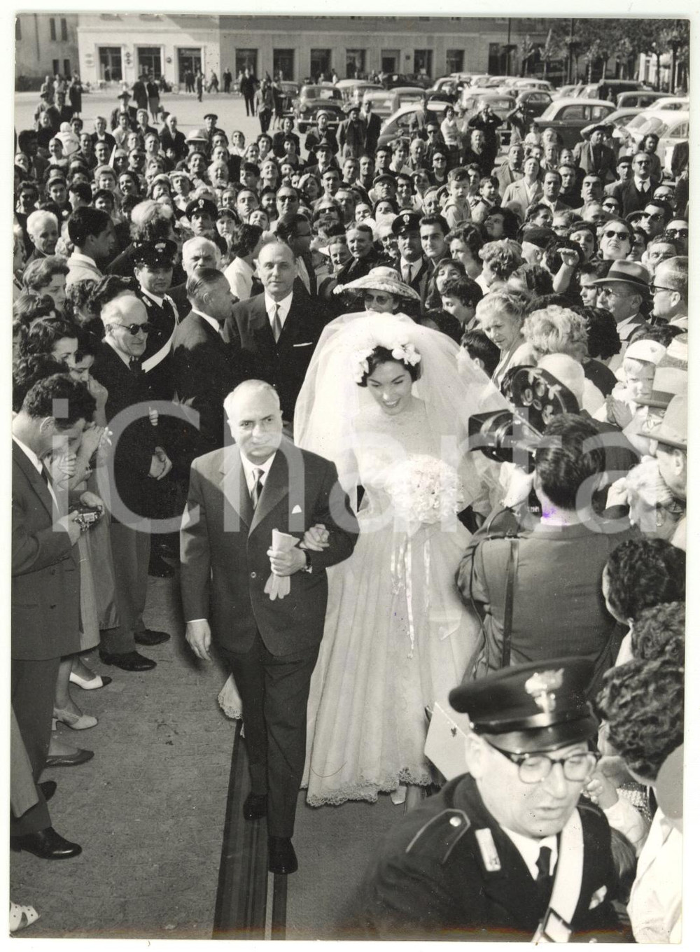 1959 VERONA La sposa Rosanna CARTERI all'ingresso della basilica di San Zeno
