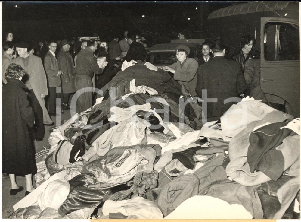 1959 PARIS Gare d'Orsay - Abiti per gli alluvionati del Madagascar *Foto 18x13