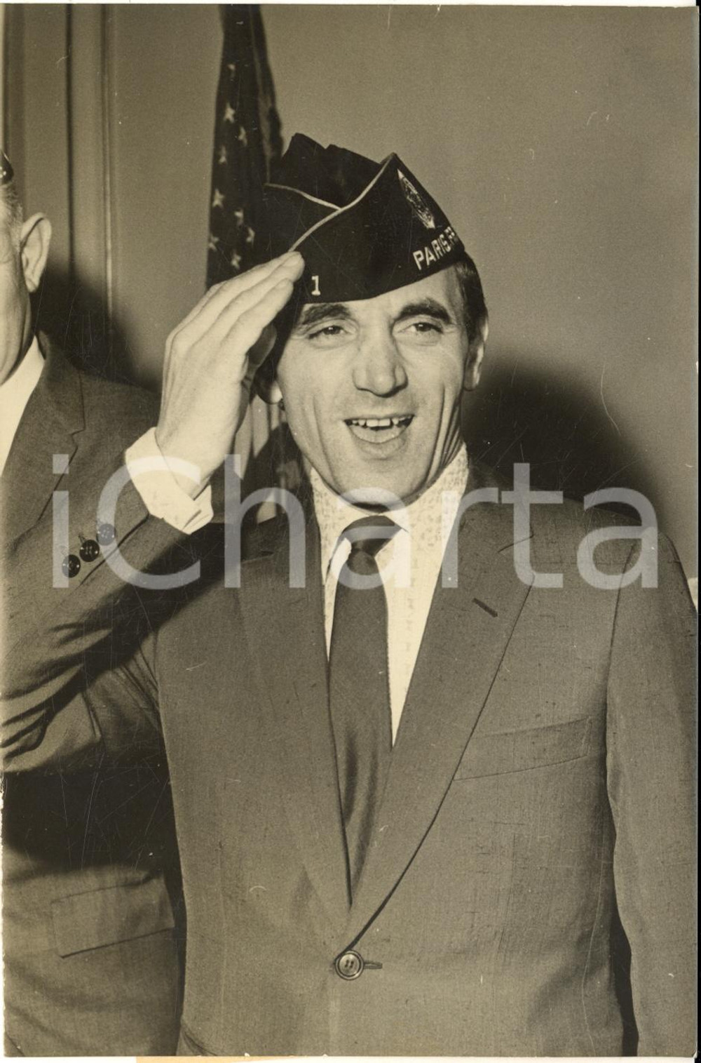1963 PARIS Charles AZNAVOUR reçoit la médaille de l'American Legion *Photo 13x18