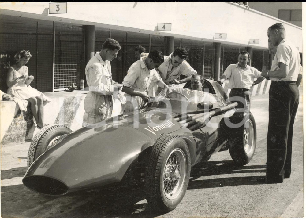 1956 MONZA AUTOMOBILISMO Harry SCHELL prova VANWALL con motore a iniezione