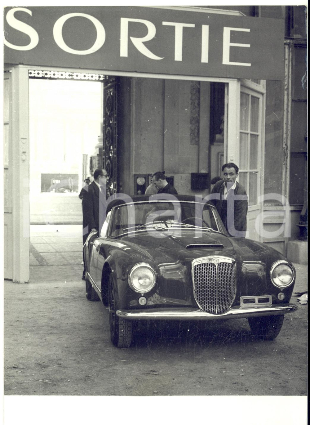 1957 PARIS Salon de l'Auto - Auto LANCIA entra dal lato dell'uscita *Foto