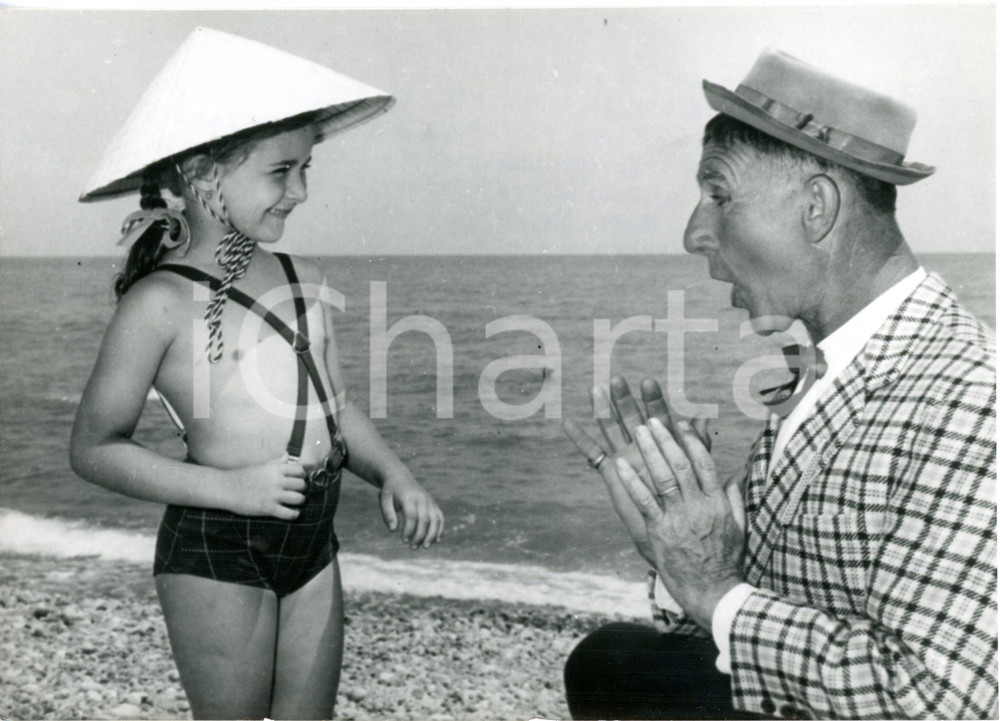 1964 NIZZA - Pagliaccio Achille ZAVATTA scherza in spiaggia con una bambina