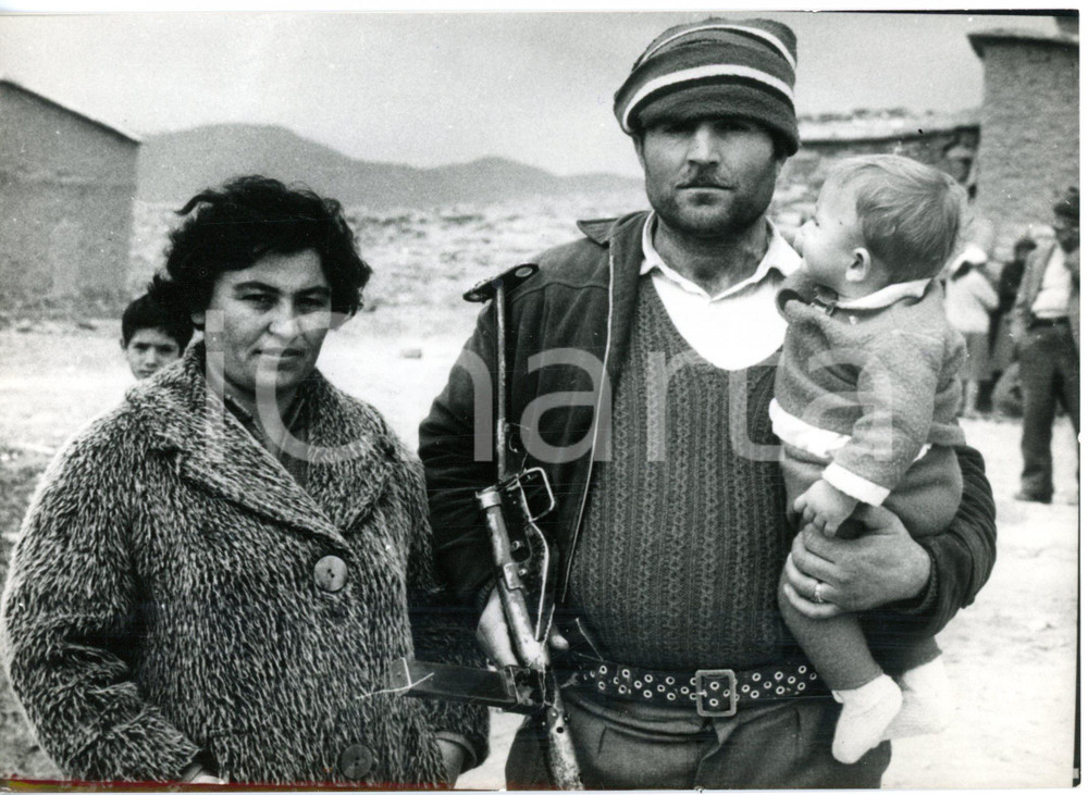1964 CIPRO GUERRA CIVILE - Soldato turco-cipriota dopo salvataggio di un bambino