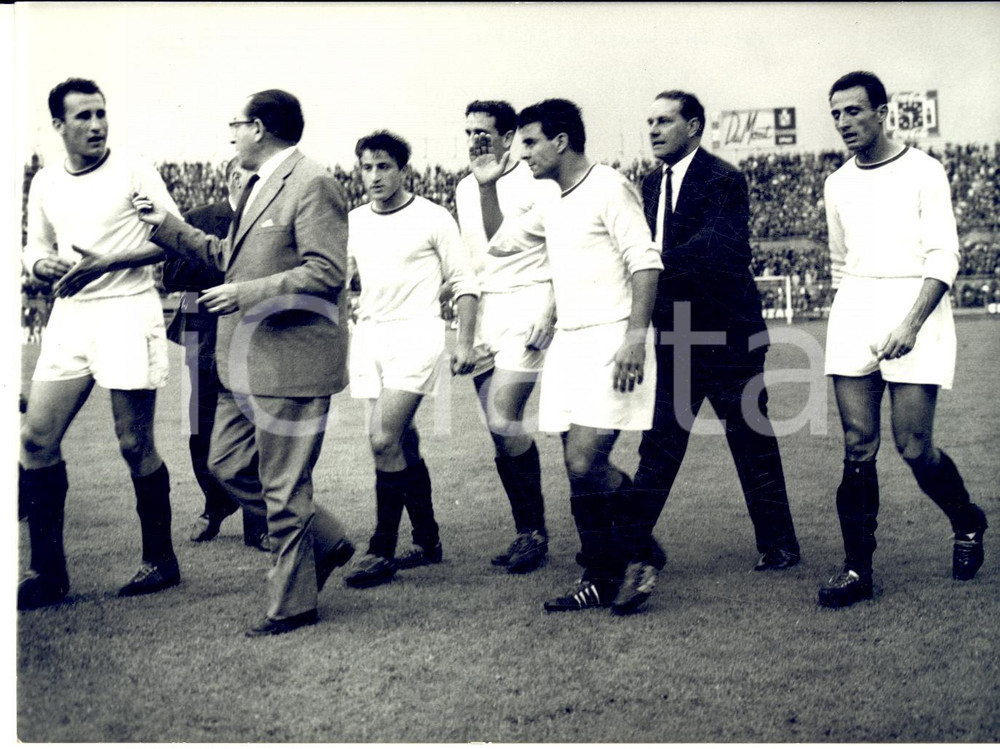 1960 ca TORINO CALCIO Luis CARNIGLIA tra i suoi giocatori della ROMA Foto 18x13