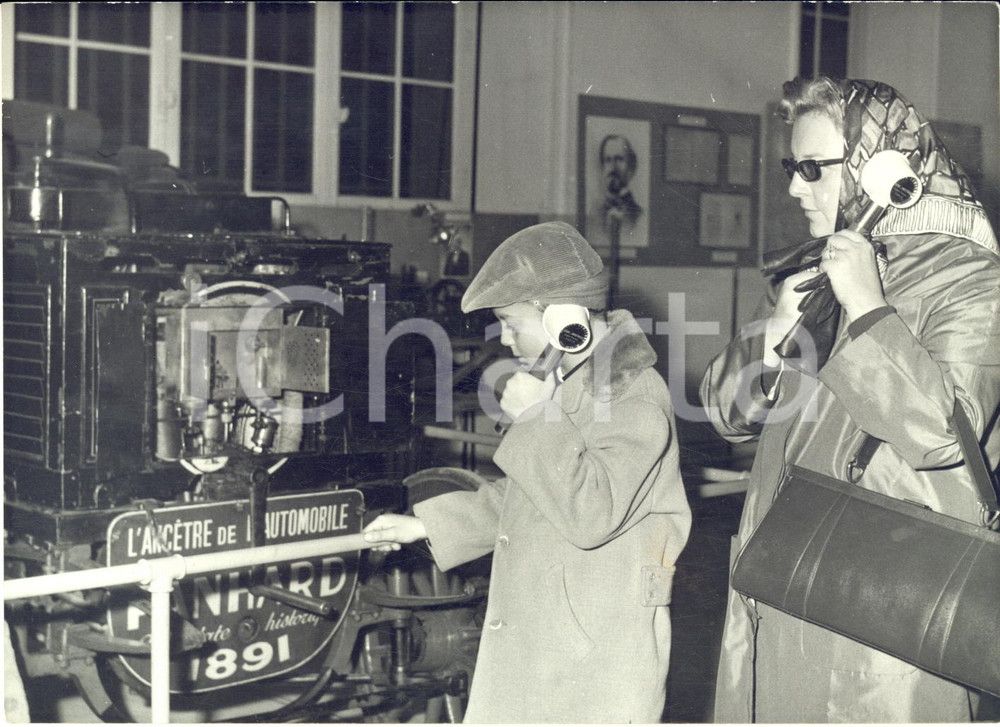 1961 PARIS Conservatoire Arts et Métiers - Visiteurs avec le LUMITONE *Photo