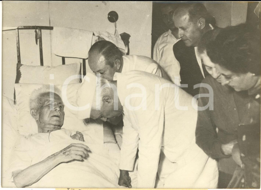 1960 SIRIA Jawaharlal NEHRU visita Faris AL-KHOURY a letto per una frattura