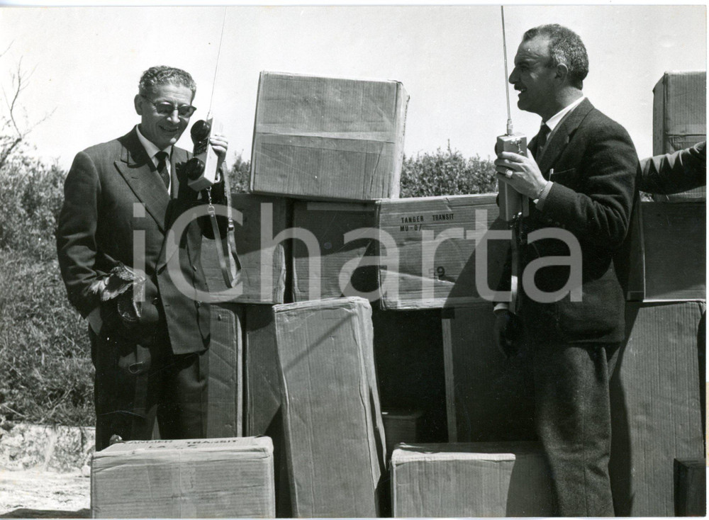1959 GELA - Agenti Guardia di Finanza con sigarette di contrabbando sequestrate