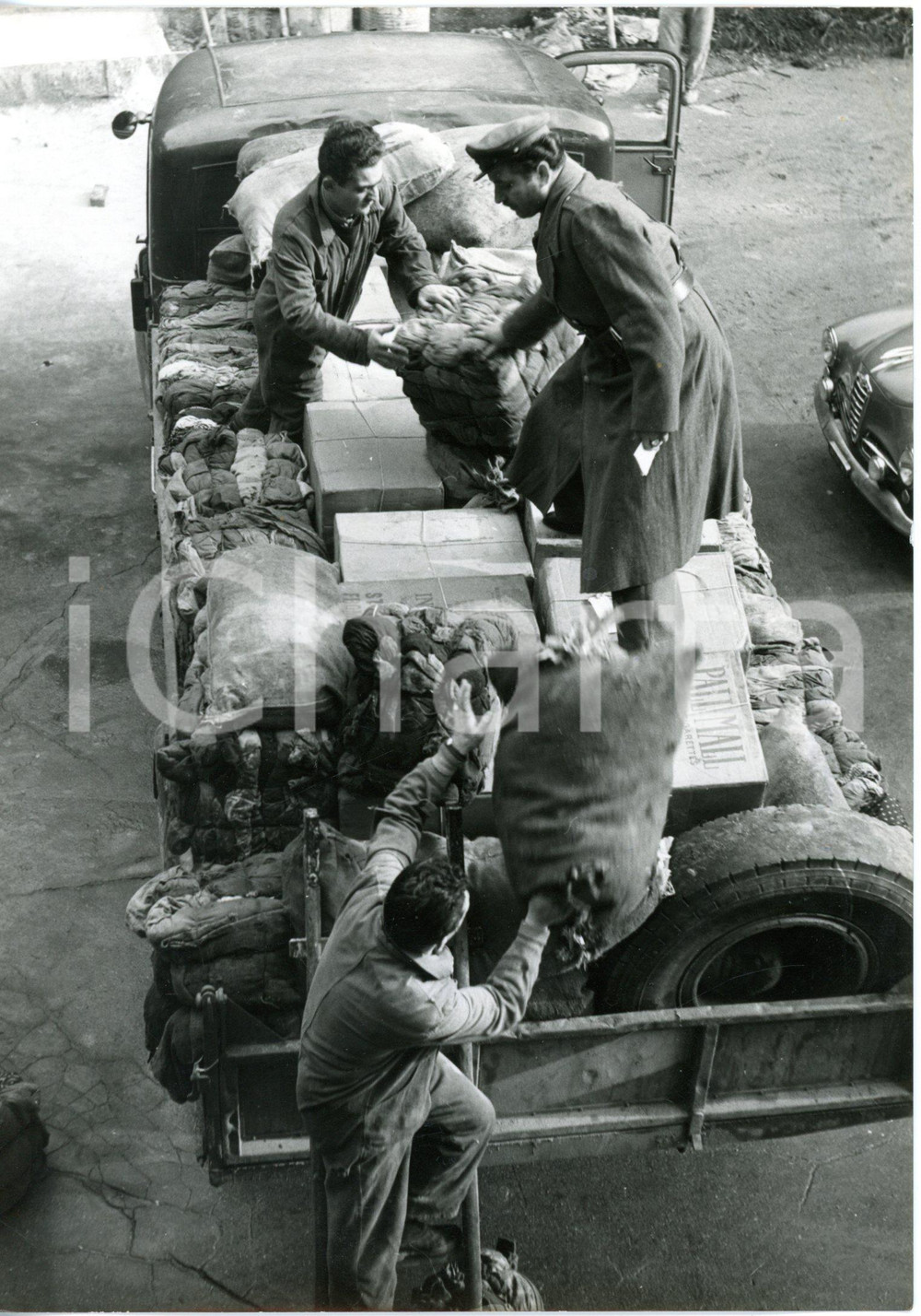 1955 MILANO Agenti Guardia di Finanza confiscano sigarette di contrabbando *Foto