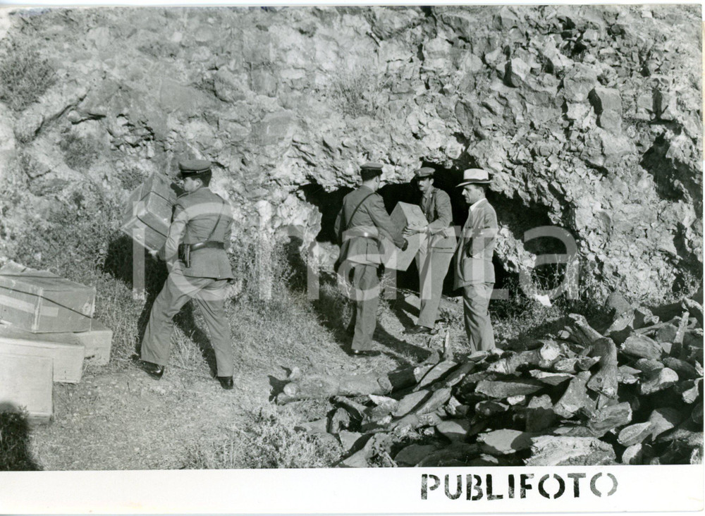 1955 ca PALERMO BOCCADIFALCO - Confisca sigarette di contrabbando da una grotta