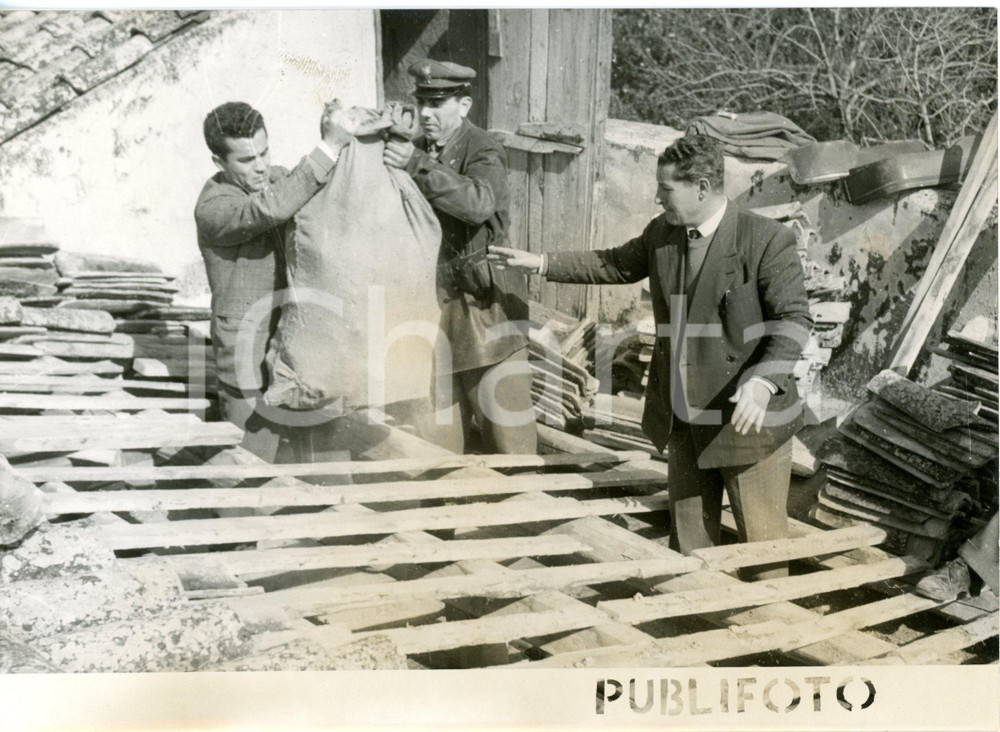 1955 ca PALERMO - Agenti sequestrano sigarette di contrabbando da un sottotetto