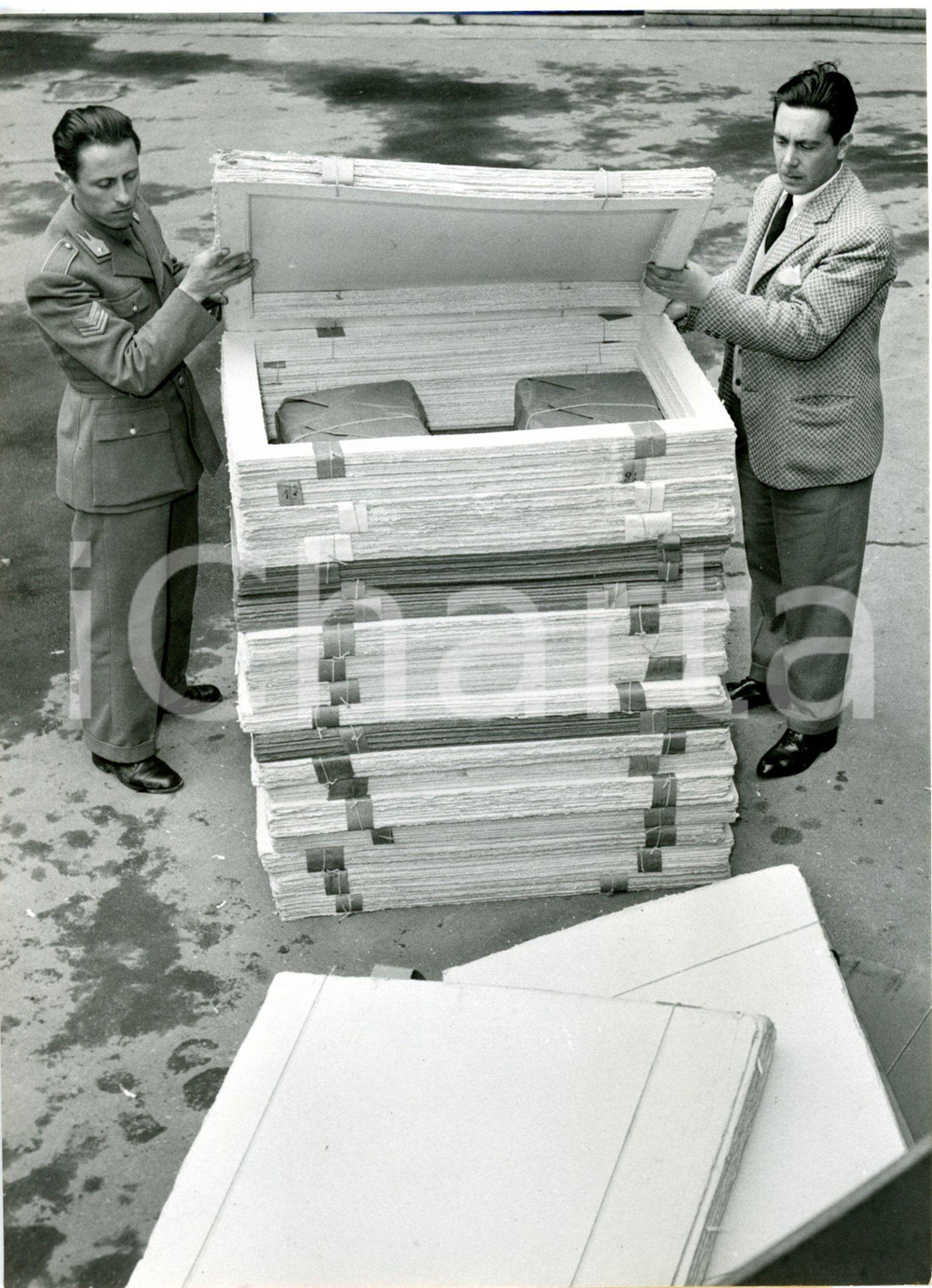 1955 ca MILANO Via NOE' Guardia di Finanza sequestra sigarette di contrabbando