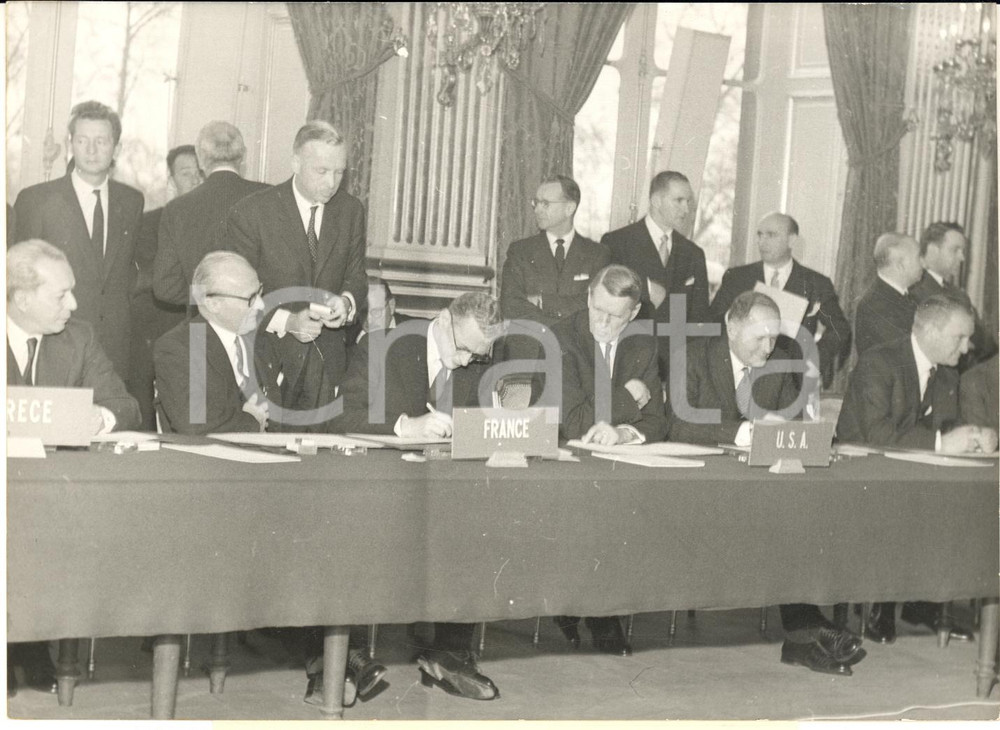 1960 PARIS Maurice COUVE DE MURVILLE signe convention O.C.D.E. - Photo 18x13