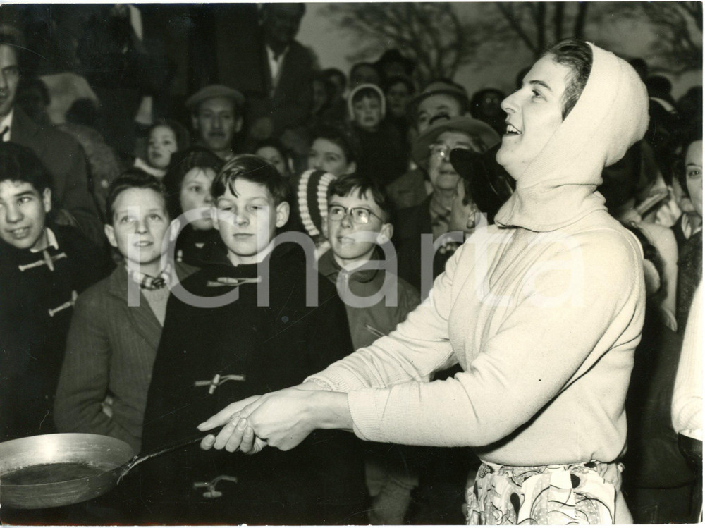 1959 OLNEY (UK) - Bridget LOWRIE winning the annual Pancake Race *Photo 20x15 cm