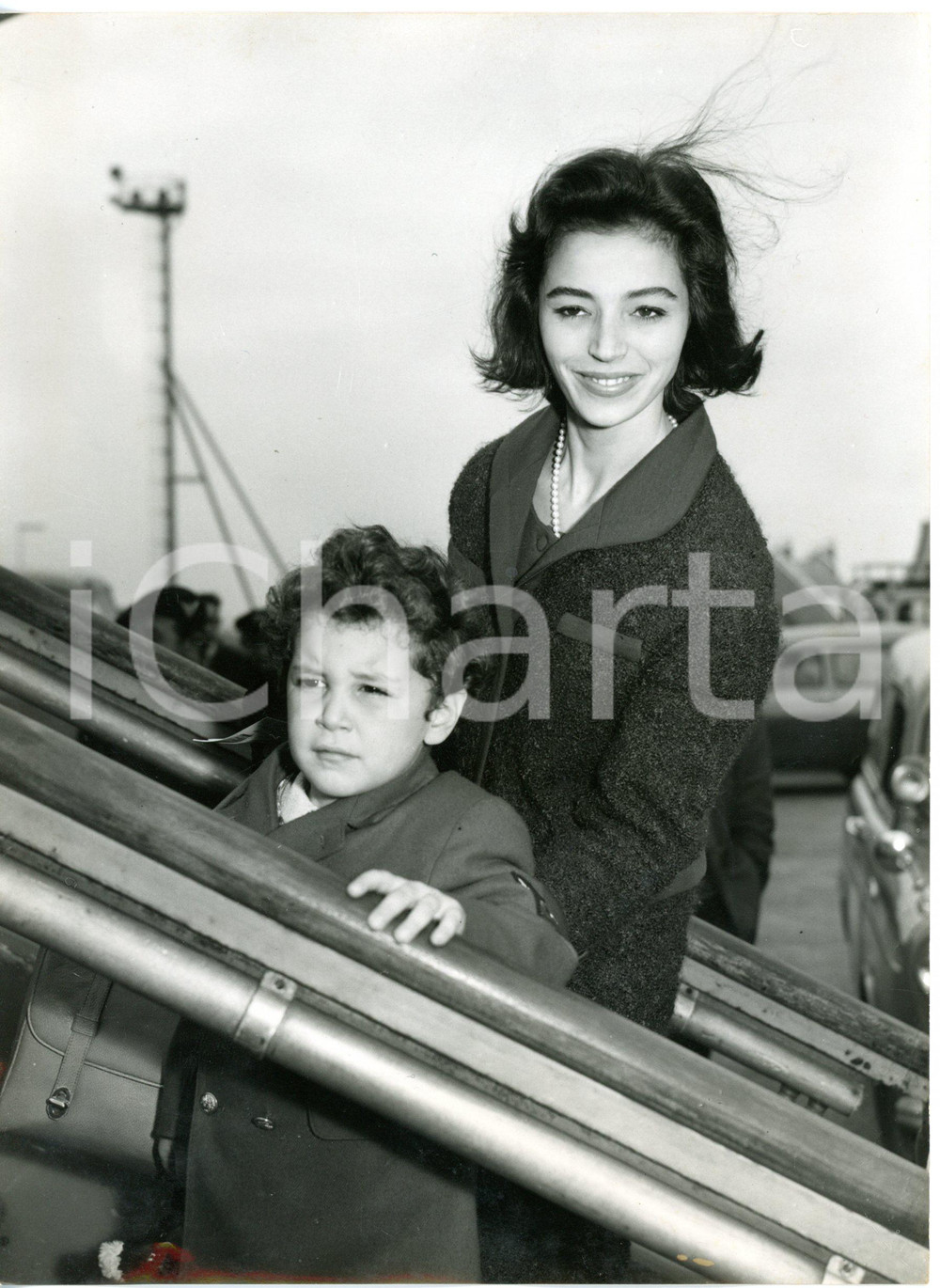1959 LONDON AIRPORT - Perry FARINOLA and Marisa PAVAN leaving for Paris *Photo