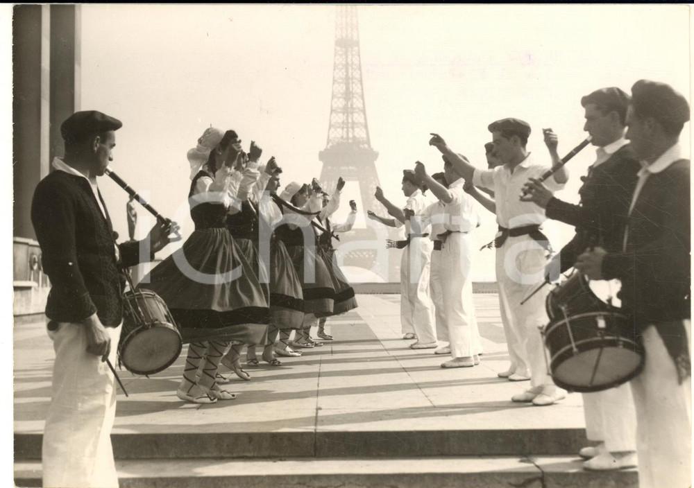 1953 PARIS Palais de Chaillot - Danseurs des Ballets Basques de Biarritz *Photo