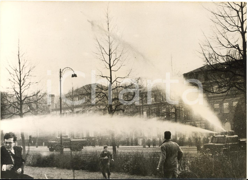 1961 BRUXELLES Polizia usa idranti contro i manifestanti all'ambasciata R.A.U.