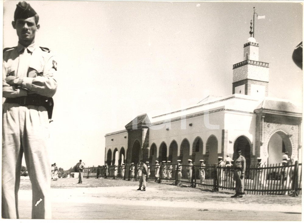 1954 MAROCCO Polizia sorveglia la moschea per la preghiera del sultano *Foto