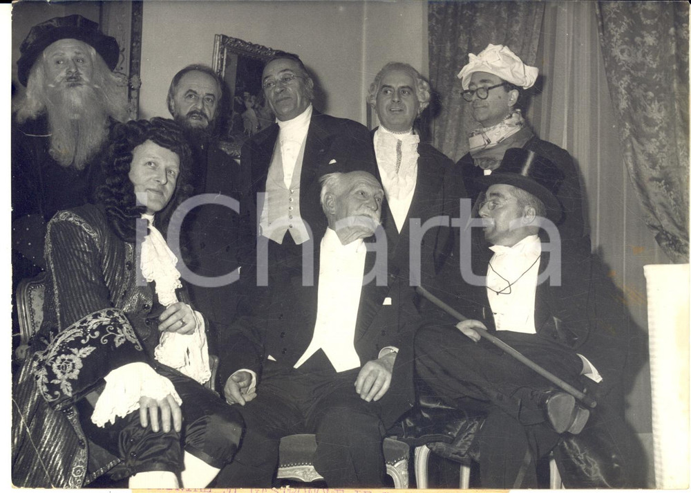 1957 PARIS Edouard de POMIANE parmi ses amis déguisés en peintres du passé PHOTO