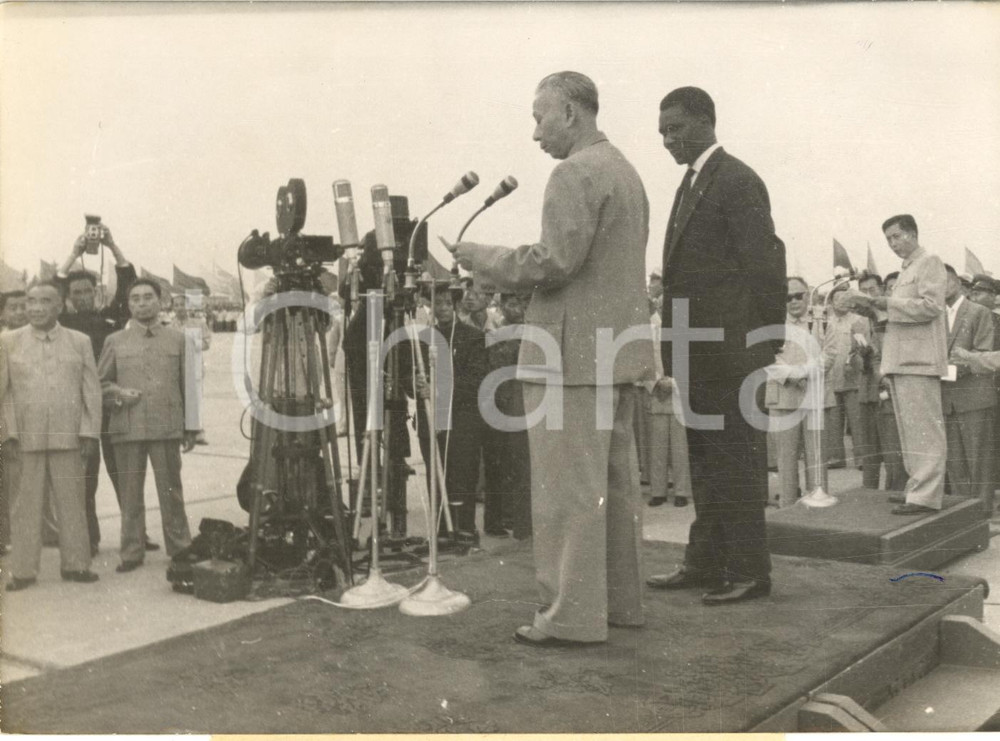 1960 PEKING (CHINA) President Liu SHAOQI welcoming Ahmed  SEKOU TOURE *Photo