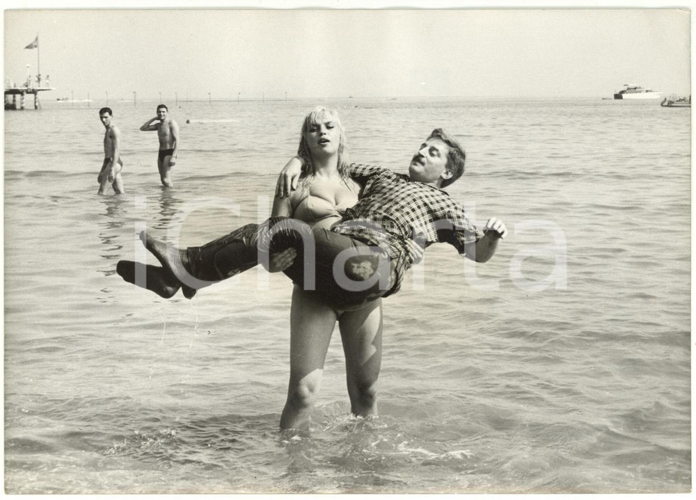 1959 LIDO DI VENEZIA Carlo CROCCOLO in braccio all'attrice Barbara VALENTIN