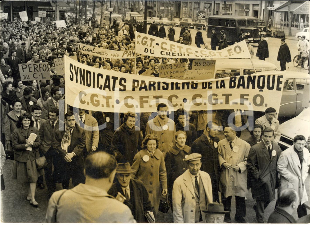 1960 ca PARIS Manifestation syndicats de la banque sur les grands boulevards