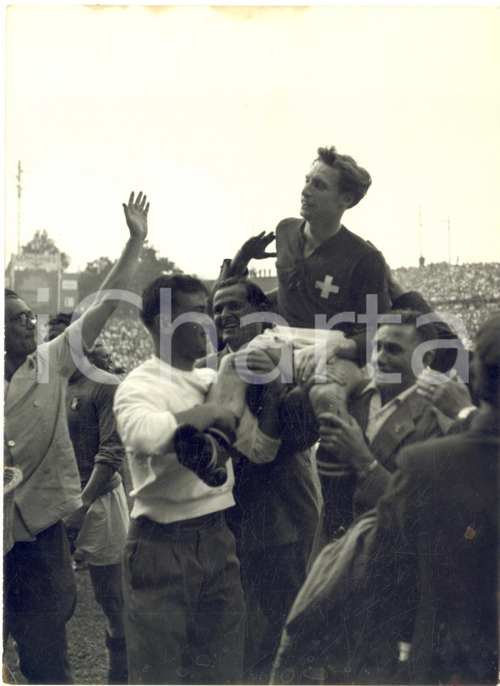 1954 LOSANNA Mondiali CALCIO - SVIZZERA-ITALIA Roger BOCQUET in trionfo *Foto