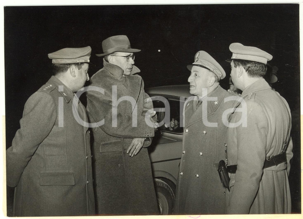 1955 ca PALERMO Sequestro tabacco di contrabbando - Finanzieri dopo l'operazione