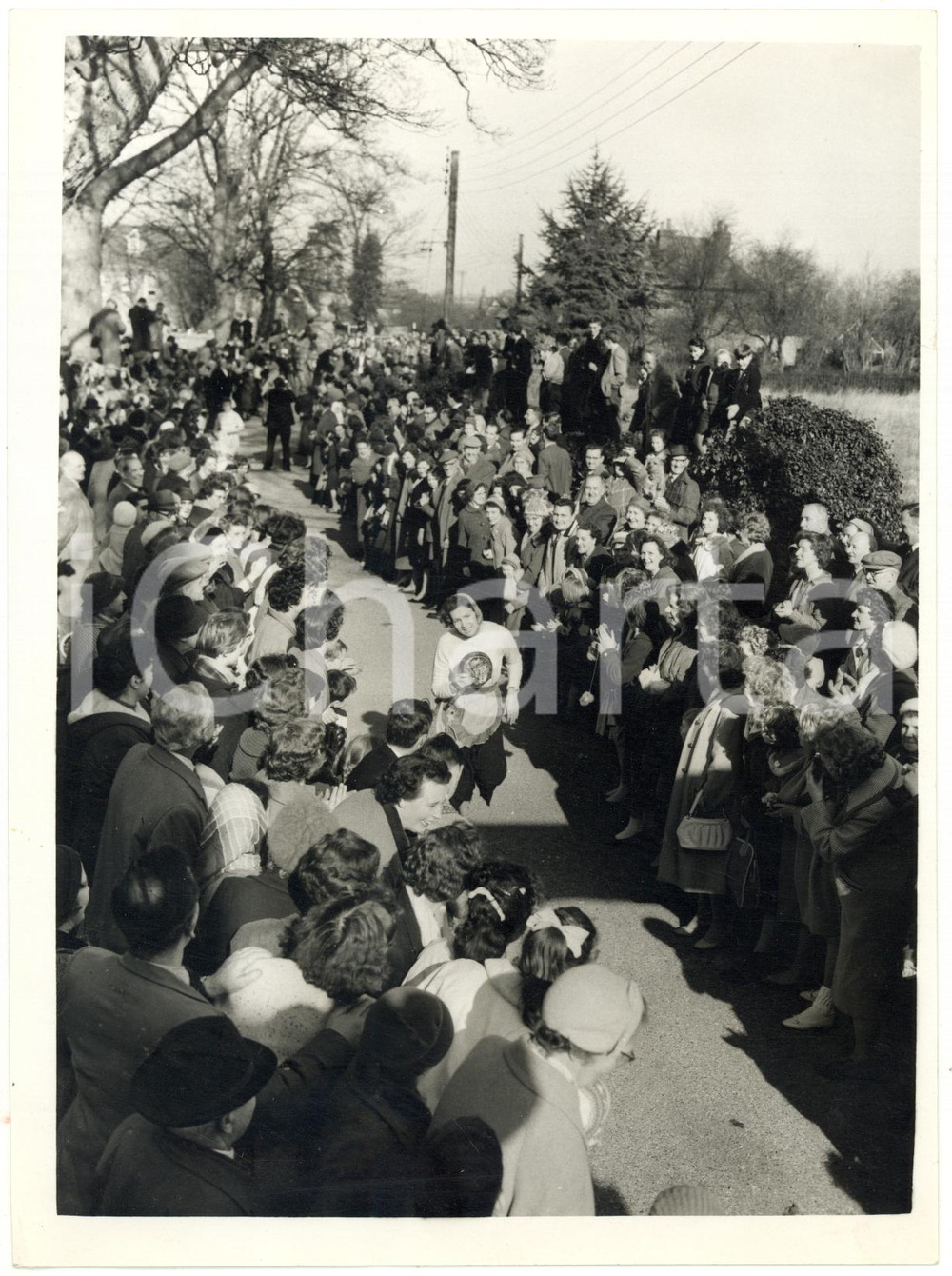 1961 OLNEY (UK) Carol VORLEY winning the annual Pancake Race *Photo 15x20 cm