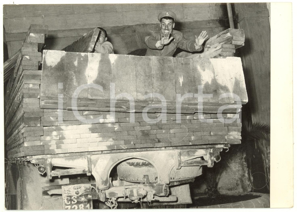 1955 NAPOLI Guardia di Finanza sequestra sigarette di contrabbando su un camion
