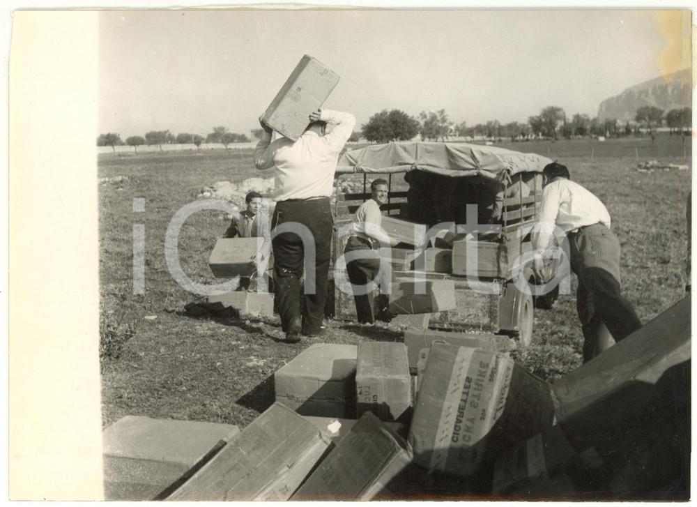1955 ca PALERMO Guardia di Finanza sequestra sigarette di contrabbando *Foto