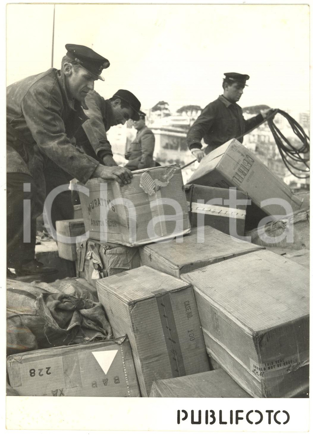 1957 NAPOLI - CONTRABBANDO sigarette - Finanza sequestra motovedetta URUGOYANA