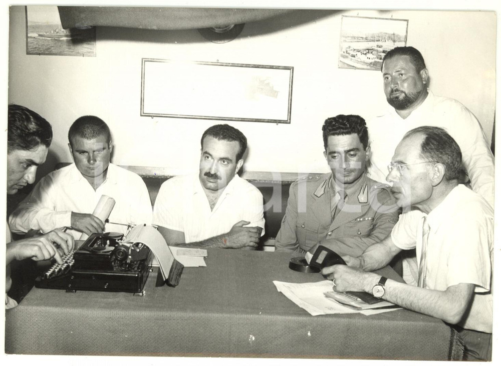 1955 ca USTICA Guardia di Finanza - Interrogatorio contrabbandiere di sigarette