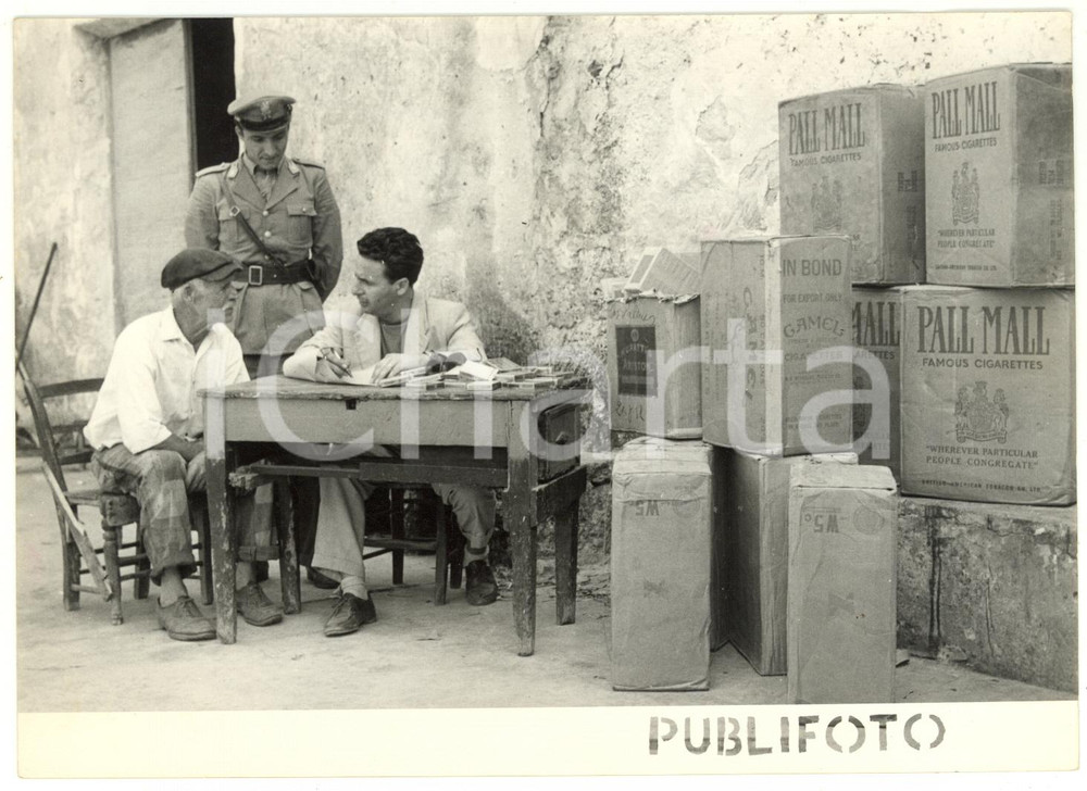 1955 ca Area di PALERMO Ufficiale Guardia di Finanza indaga sul contrabbando