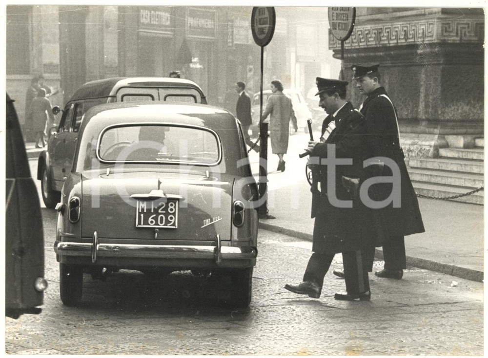 1958 MILANO Carabinieri scortano auto FIAT 1100 di una banca - Foto 18x13
