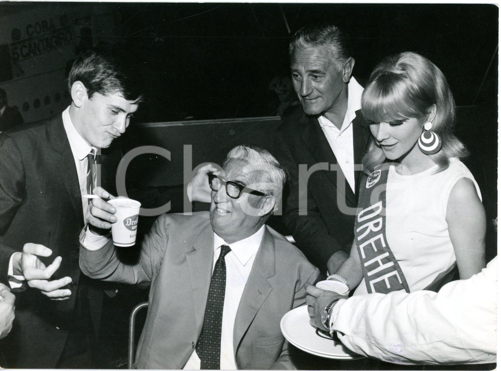 1966 CANTAGIRO - Mario CAROTENUTO offre una birra Dreher a Gianni MORANDI *Foto