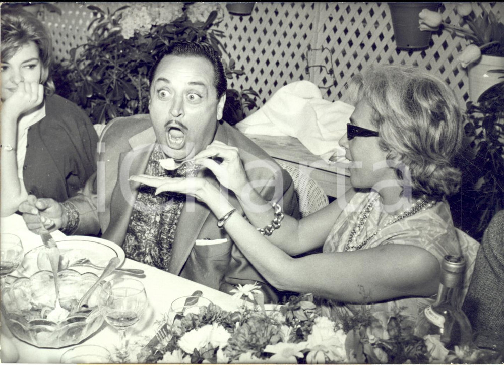 1960 FESTIVAL DI CANNES Micheline PRESLE imbocca Dario MORENO a cena *Foto