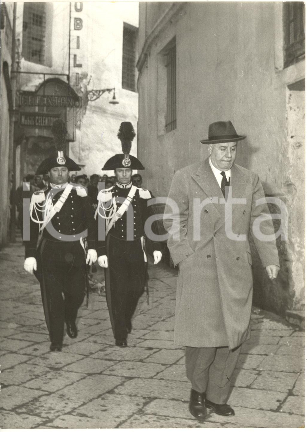 1955 ca NAPOLI CRONACA Avv. DI GENNARO con due carabinieri - Foto 13x18 cm