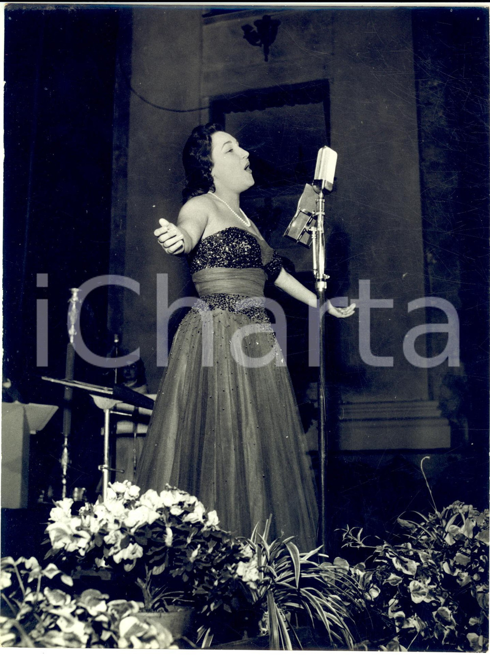 1955 ca s. l. ITALIA Luciana GONZALES a una manifestazione canora (2) Foto 18x24