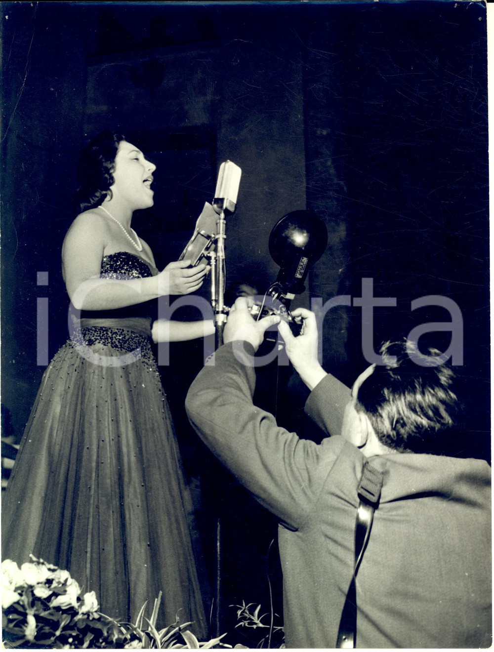 1955 ca s. l. ITALIA Luciana GONZALES a una manifestazione canora (1) Foto 18x24