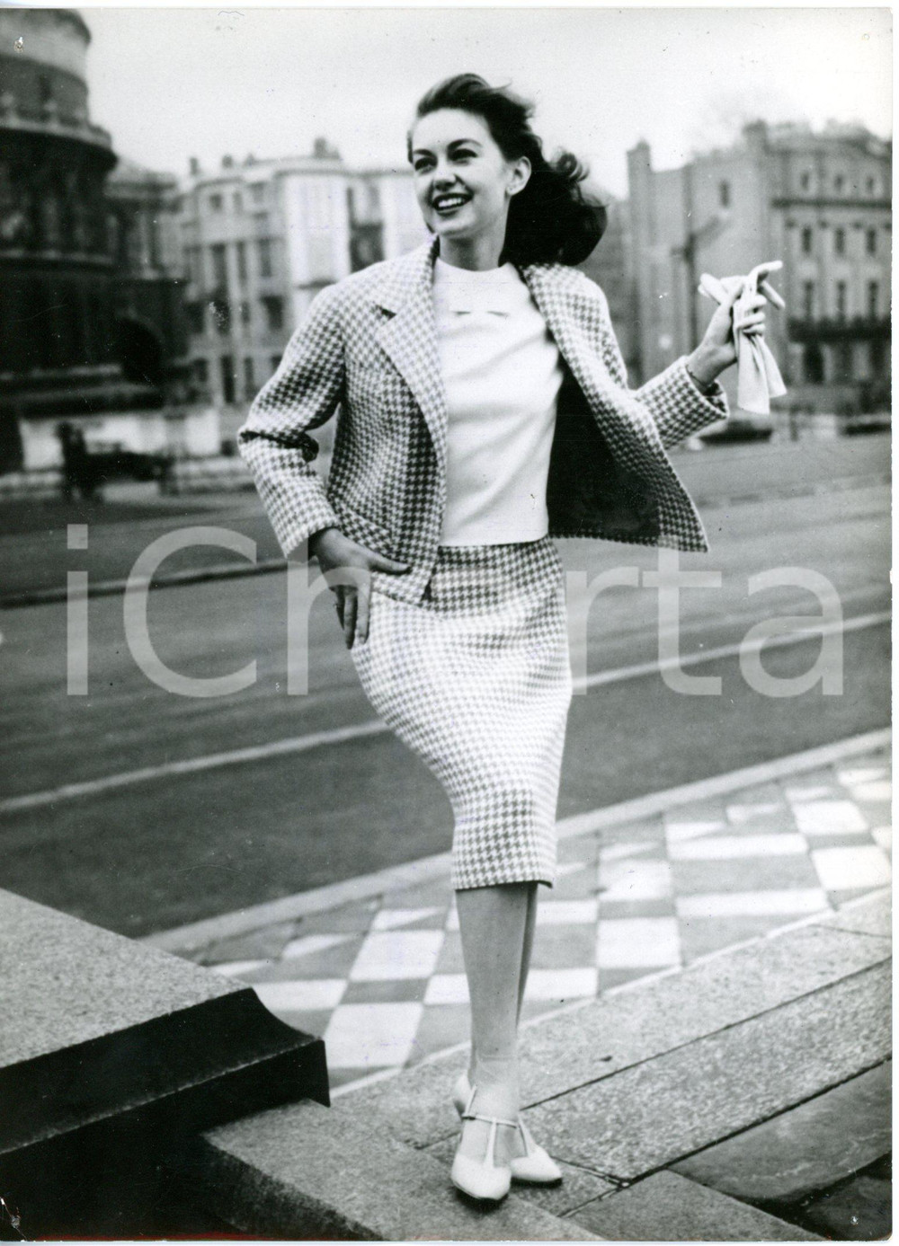 1959 LONDON - L'attrice Janette SCOTT per le strade della città *Foto 13x18